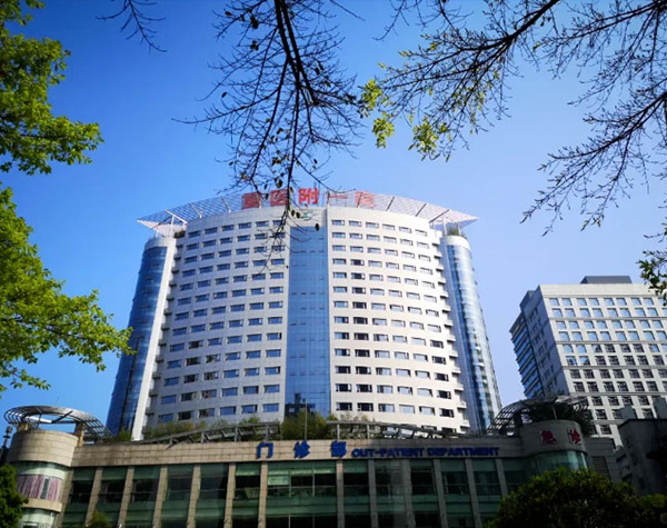 ¡Se han instalado 58 lámparas quirúrgicas sin sombras equipadas con cámaras en el Primer Hospital Afiliado de la Universidad Médica de Chongqing!